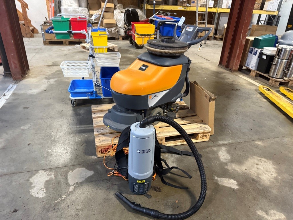 TASKI SWINGO 450 B gulv vasker og NILFISK GD 5 Back ryg støvsuger samt ...